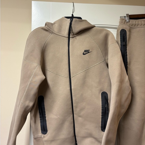 Nike Men's Beige tech gear Joggers and hoodie with Black Accents - Picture 4 of 8